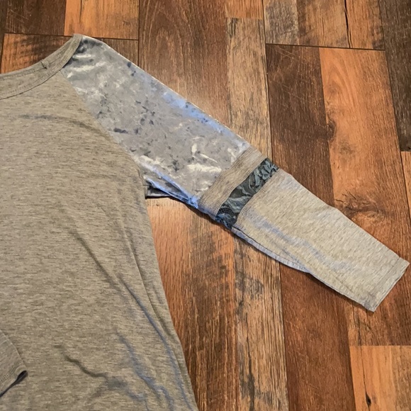 Long sleeve velvet shoulder shirt - Picture 2 of 4